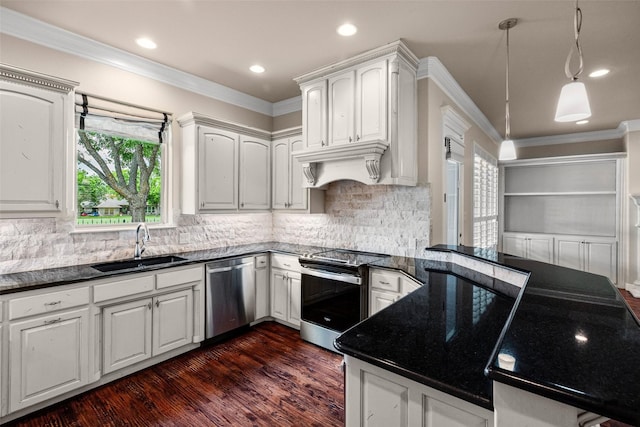 5807 Pebble Beach Dr, Granbury, TX 76049 - kitchen featuring stainless steel appliances, a sink, dark wood-style floors, a peninsula, and crown molding