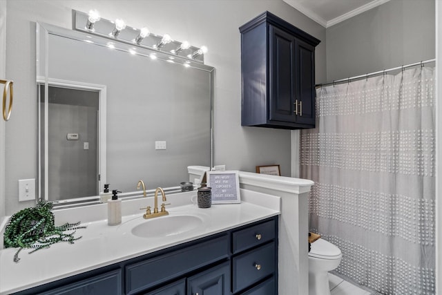 full bathroom with curtained shower, crown molding, toilet, and vanity