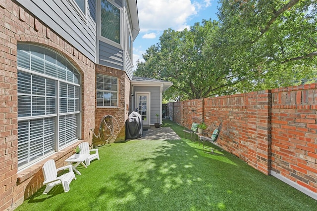 view of yard featuring a fenced backyard