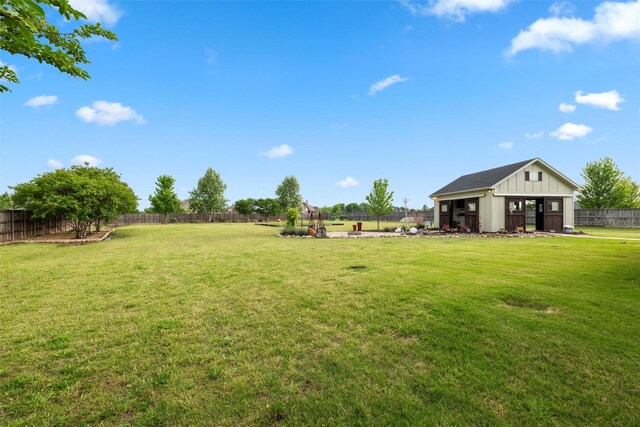 view of yard featuring a fenced backyard