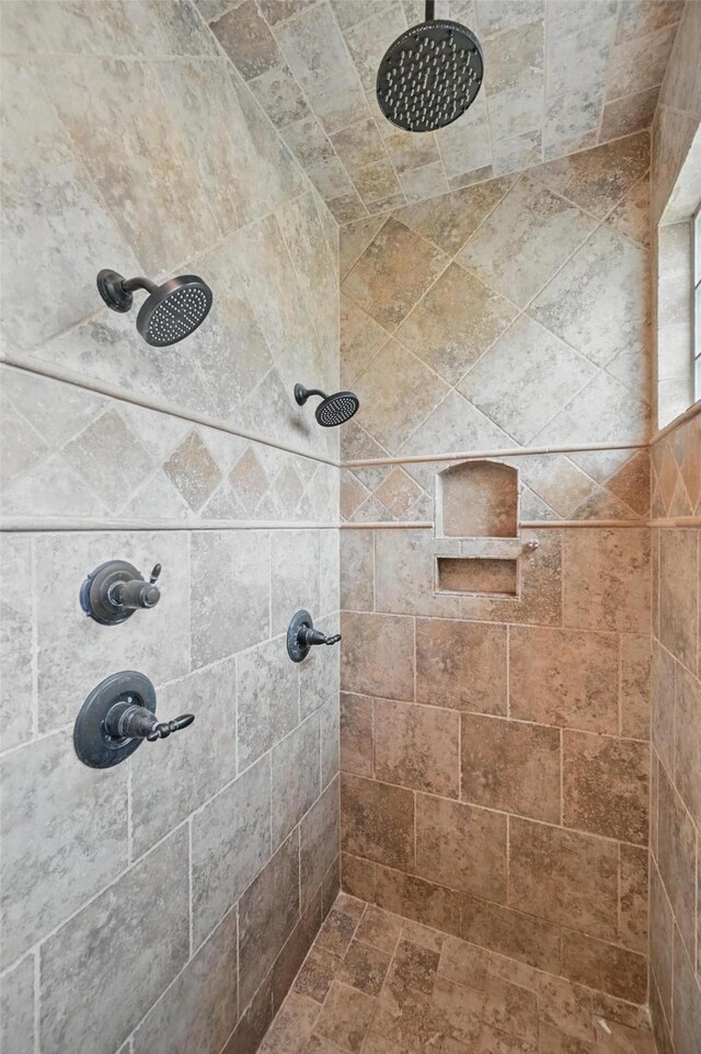 full bathroom featuring tiled shower