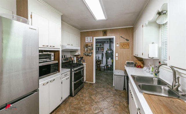 1020 Machen Dr, Springhill, LA 71075 - kitchen with stainless steel appliances, a sink, under cabinet range hood, gas water heater, and light countertops