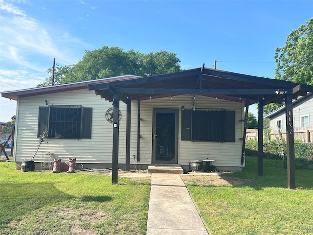 bungalow featuring a front yard