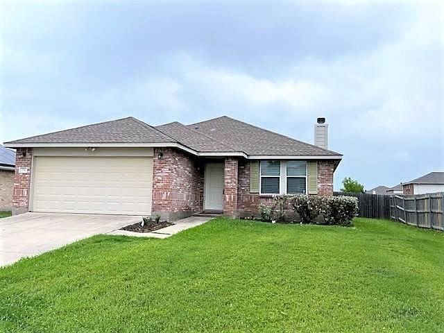 714 Kinston Ct, Wylie, TX 75098 - single story home featuring concrete driveway, a garage, fence, and a front yard