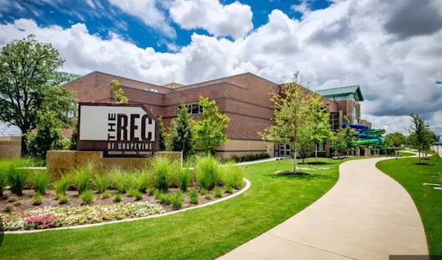 235 E Nash St Unit 118, Grapevine, TX 76051 - exterior space with a lawn