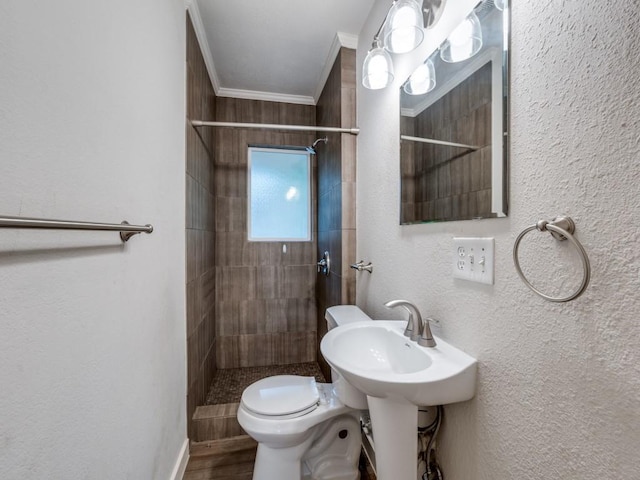 3703 Clover Ln, Dallas, TX 75220 - full bath featuring a tile shower, ornamental molding, toilet, and a textured wall