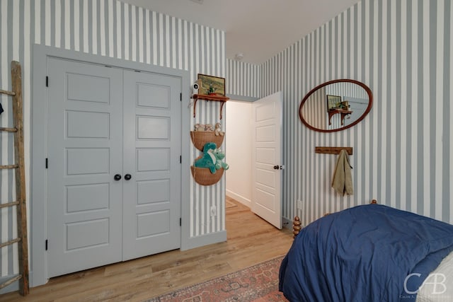 7001 Breezeway Dr, Abilene, TX 79606 - bedroom with a closet, light wood-style flooring, and wallpapered walls