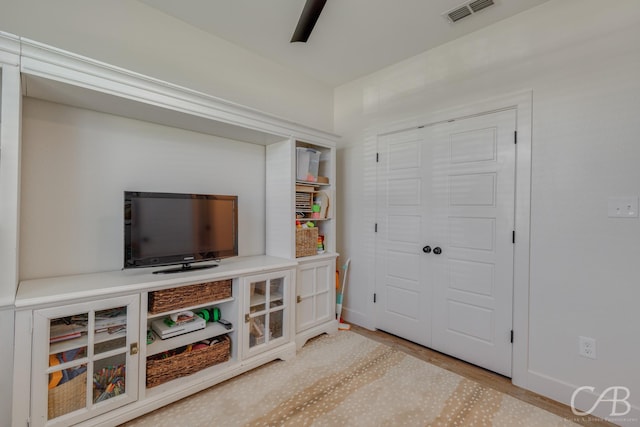7001 Breezeway Dr, Abilene, TX 79606 - foyer entrance with light wood-type flooring, baseboards, and visible vents