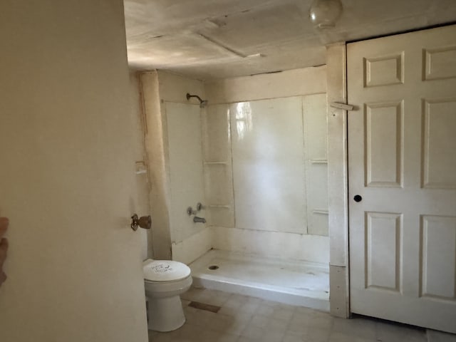 2466 Green St, Abilene, TX 79603 - full bath featuring a shower, toilet, and tile patterned floors