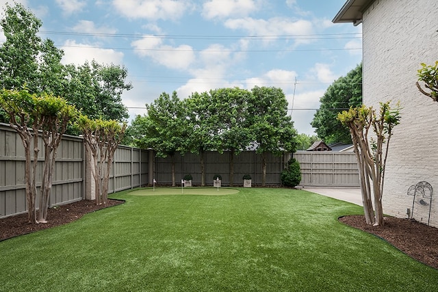 view of yard featuring a fenced backyard