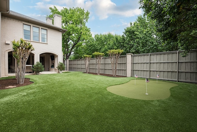 view of yard featuring a fenced backyard
