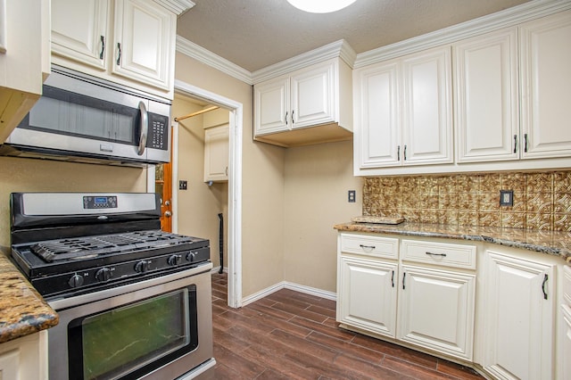 122 Big Bend Blvd, Waxahachie, TX 75165 - kitchen with stainless steel appliances, decorative backsplash, baseboards, dark wood finished floors, and white cabinets