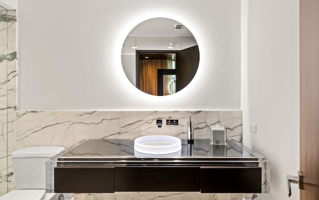6124 Saint Andrews Dr, University Park, TX 75205 - bathroom featuring toilet, vanity, and tasteful backsplash