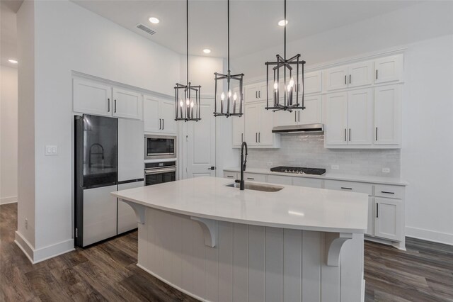 3509 Mescalbean Dr, Mckinney, TX 75071 - kitchen featuring a sink, stainless steel appliances, visible vents, dark wood finished floors, and baseboards