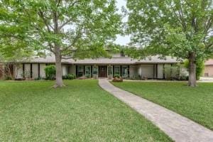 single story home featuring a front lawn