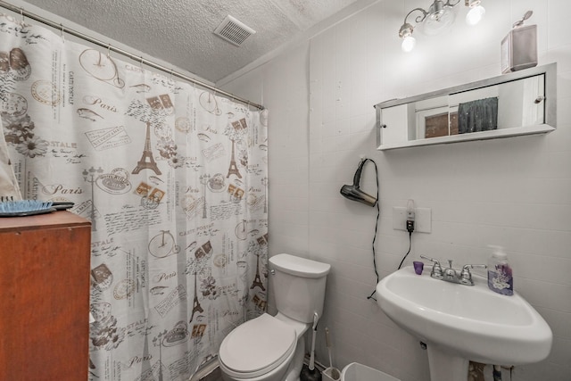 1941 Michael Ct, Pelican Bay, TX 76020 - bathroom featuring a textured ceiling, toilet, visible vents, a sink, and curtained shower