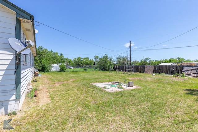 view of yard featuring an outdoor fire pit