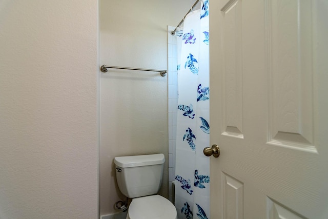 full bath featuring toilet and a shower with shower curtain
