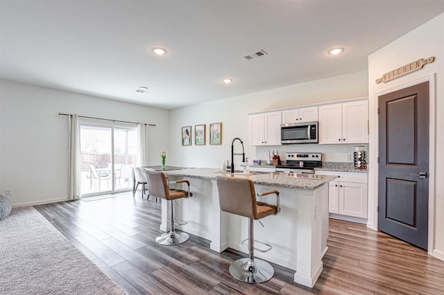 1600 Shadow Hawk Dr, Fort Worth, TX 76052 - kitchen with stainless steel appliances, a sink, dark wood finished floors, light stone countertops, and recessed lighting