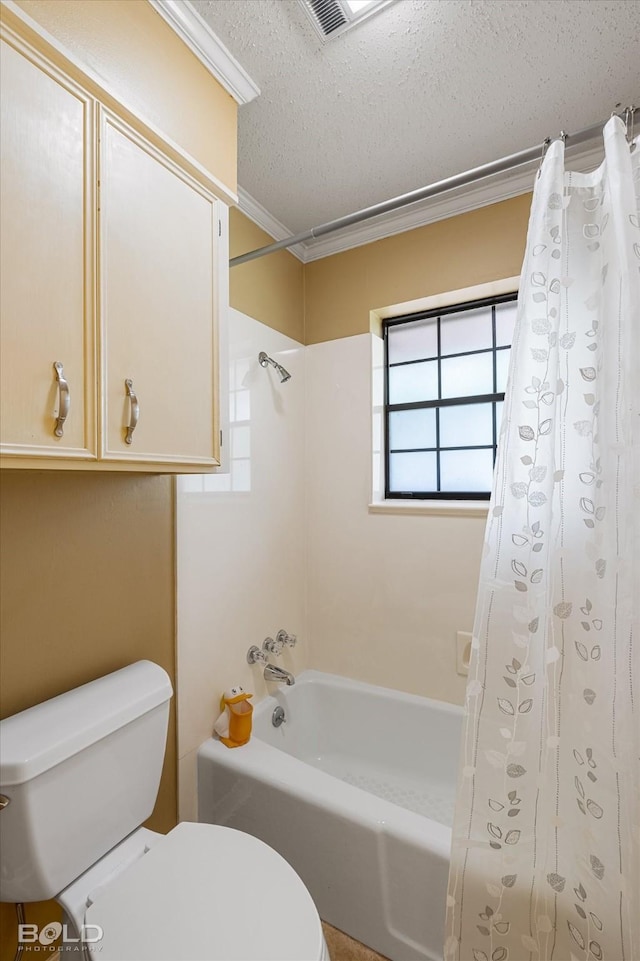 full bath featuring shower / bath combo with shower curtain, a textured ceiling, toilet, and crown molding