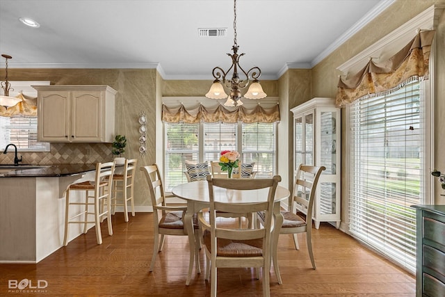 dining space featuring a chandelier, plenty of natural light, light wood-style floors, and visible vents