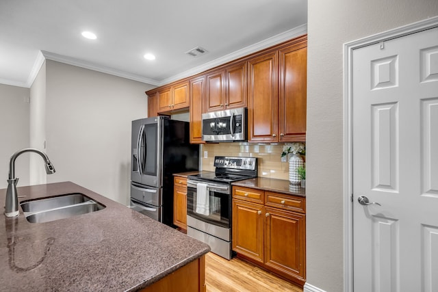 6224 Madrone Ct, Plano, TX 75074 - kitchen with appliances with stainless steel finishes, a sink, crown molding, tasteful backsplash, and light wood-style flooring