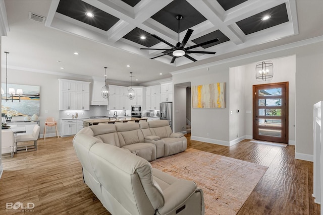 living room featuring ceiling fan with notable chandelier, visible vents, recessed lighting, light wood-style flooring, and baseboards