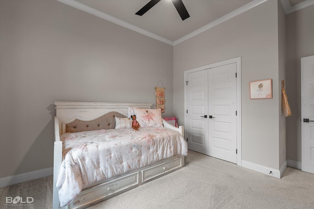 bedroom featuring ornamental molding, carpet floors, baseboards, and a ceiling fan