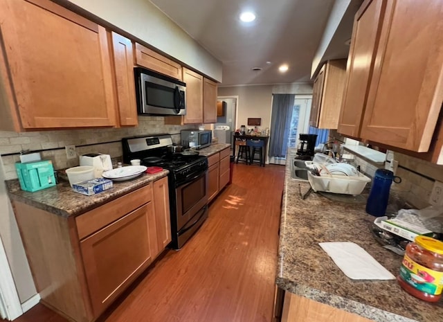 524 Terrace Dr, Desoto, TX 75115 - kitchen with appliances with stainless steel finishes, wood finished floors, backsplash, and recessed lighting