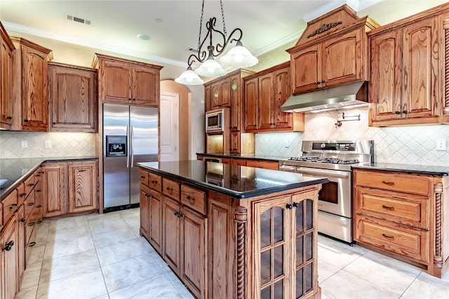 kitchen featuring under cabinet range hood, visible vents, crown molding, stainless steel appliances, and tasteful backsplash