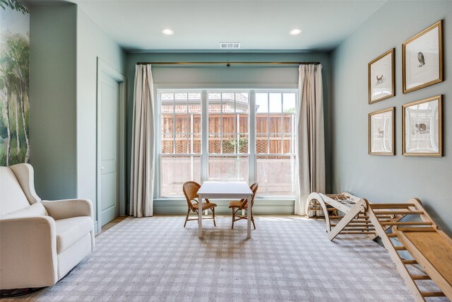 sitting room with visible vents and recessed lighting