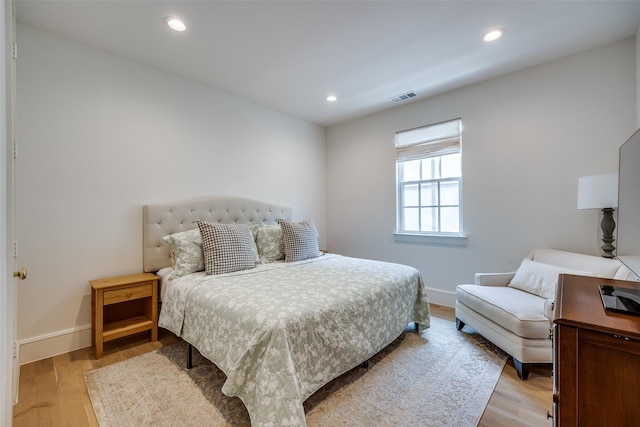 bedroom featuring light wood-style floors, baseboards, and recessed lighting