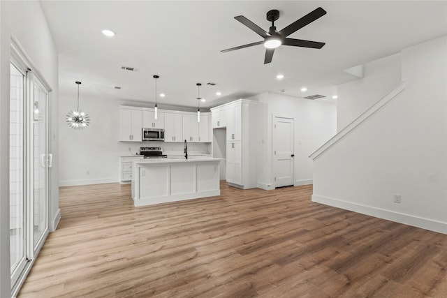 kitchen featuring visible vents, recessed lighting, open floor plan, baseboards, and appliances with stainless steel finishes