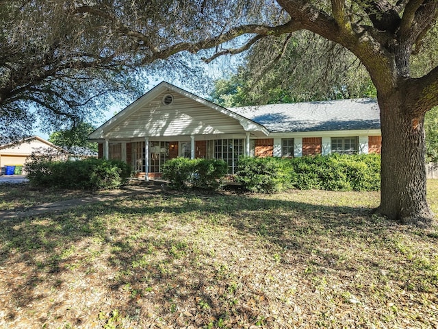 113 Delmore Dr, Hillsboro, TX 76645 - ranch-style house with brick siding and a front yard