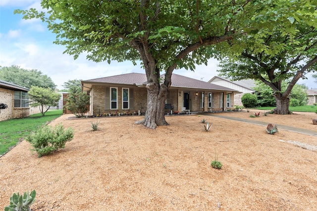 ranch-style home featuring brick siding