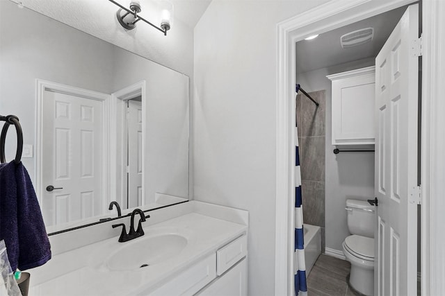 2506 Chalmers Rd, Glenn Heights, TX 75154 - full bath with vanity, toilet, shower / bathtub combination with curtain, baseboards, and wood finished floors
