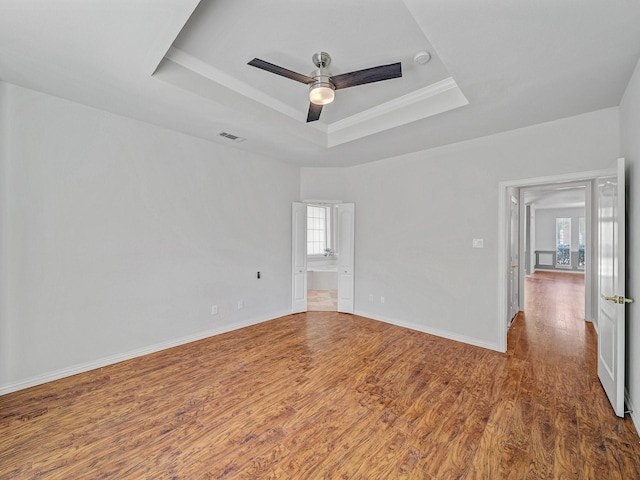 2035 Greenfield Ln, Allen, TX 75013 - unfurnished room featuring wood finished floors, a tray ceiling, visible vents, baseboards, and ceiling fan