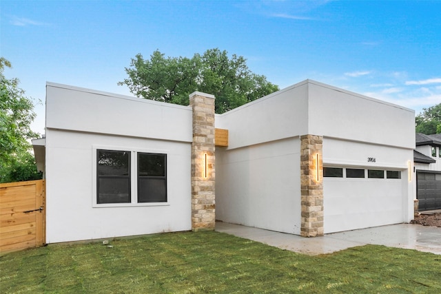 3904 De Maggio Ave, Dallas, TX 75210 - view of front facade with fence, a garage, stucco siding, and a front lawn