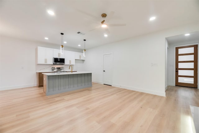 3904 De Maggio Ave, Dallas, TX 75210 - kitchen featuring a ceiling fan, visible vents, a sink, light wood-style floors, and stainless steel appliances