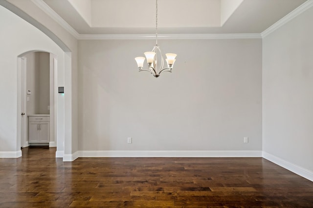 empty room featuring a notable chandelier, dark wood-type flooring, baseboards, a raised ceiling, and arched walkways