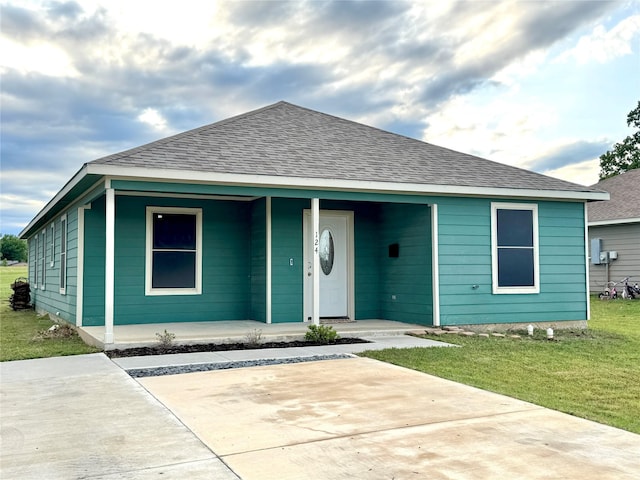124 Oakwood St, Chico, TX 76431 - bungalow with a porch, a shingled roof, and a front yard