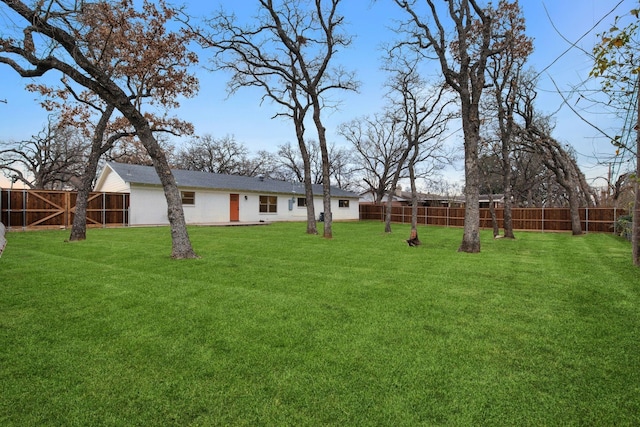 6200 Ravenswood Dr, Fort Worth, TX 76112 - view of yard
