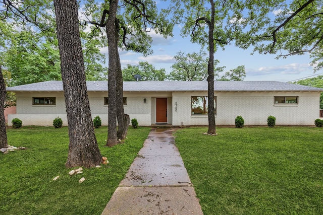 6200 Ravenswood Dr, Fort Worth, TX 76112 - single story home featuring a front lawn and brick siding