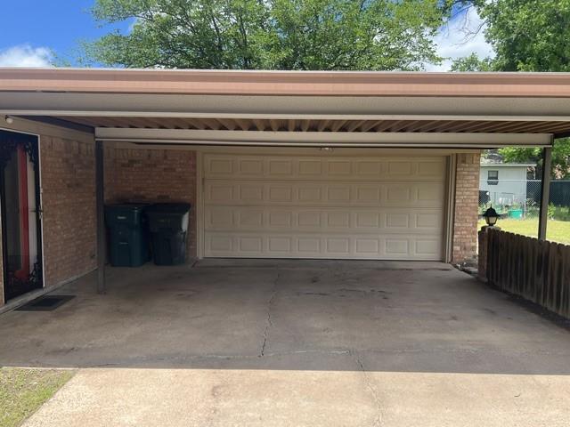 3209 Mimosa Dr, Sherman, TX 75092 - garage with fence