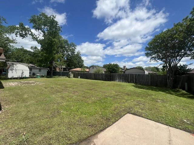 3209 Mimosa Dr, Sherman, TX 75092 - view of yard