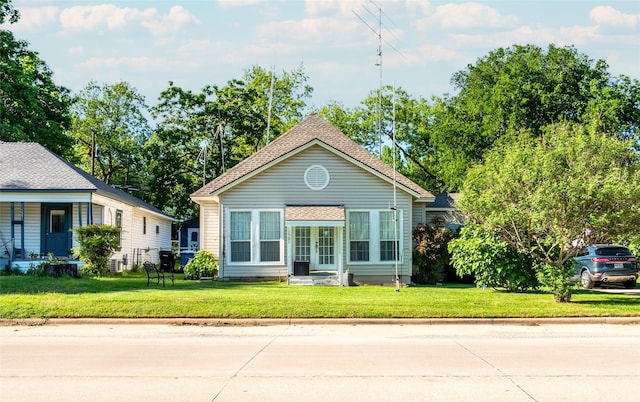 1501 W Crawford St W, Denison, TX 75020 - bungalow featuring a front lawn and a shingled roof