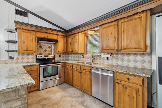 2328 Wildwood Way, Tool, TX 75143 - kitchen with stainless steel appliances, a sink, lofted ceiling, under cabinet range hood, and decorative backsplash
