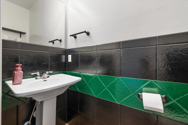 13336 Patito Pl Unit 7, Dallas, TX 75240 - bathroom featuring a sink