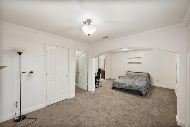 13336 Patito Pl Unit 7, Dallas, TX 75240 - carpeted bedroom featuring arched walkways, ornamental molding, visible vents, and baseboards