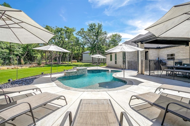 1008 Trinity Oaks Rd, Weatherford, TX 76087 - view of pool featuring a patio area, an outdoor structure, and a jacuzzi